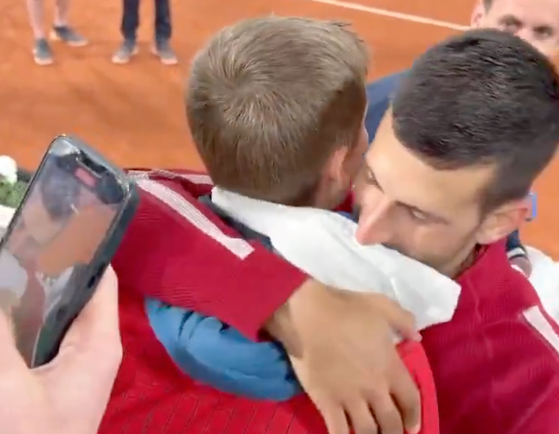 [VÍDEO] Djokovic fez questão de cumprimentar jovem fã quase às 3h30 da manhã