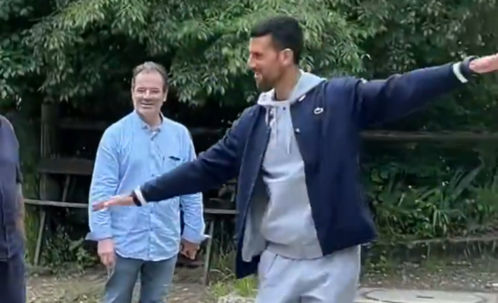 [VÍDEO] Djokovic descontraía num parque e acabou a jogar à petanca com locais