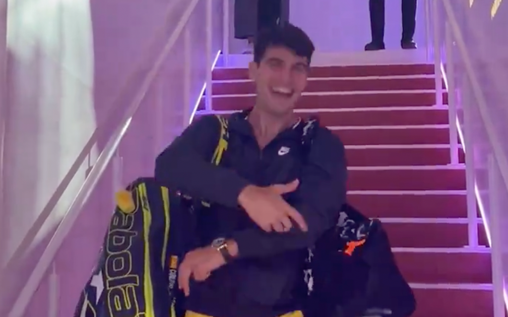 [VÍDEO] A curiosa comemoração de Alcaraz a caminho das semifinais em Roland Garros