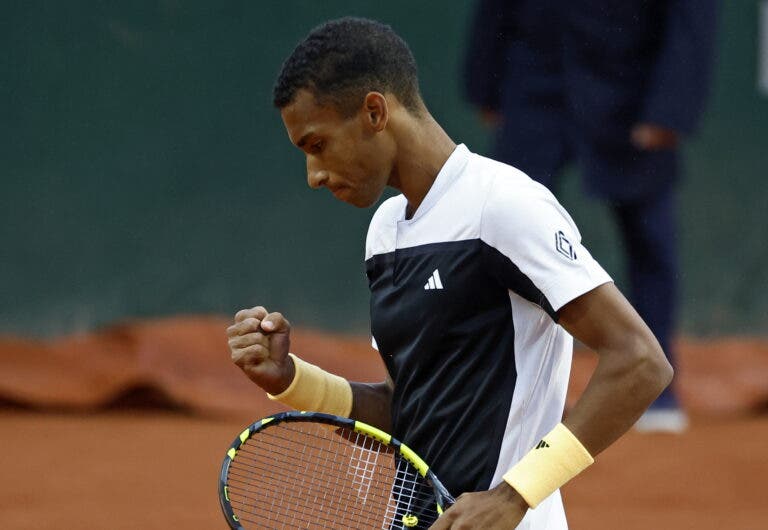 Aliassime joga muito, arrasa Shelton e marca duelo com Alcaraz nas oitavas em Roland Garros