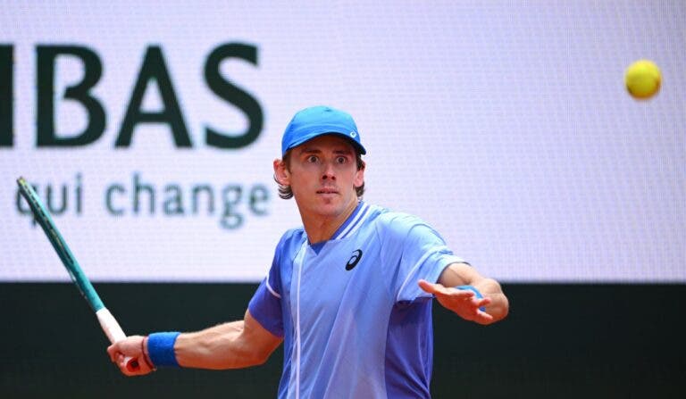 De Minaur passa por Medvedev e estreia nas quartas de final em Roland Garros