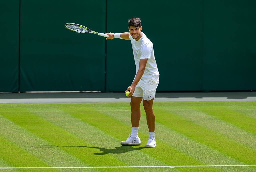 [VÍDEO] Alcaraz “abre” quadra central de Wimbledon com vitória em set treino com Medvedev