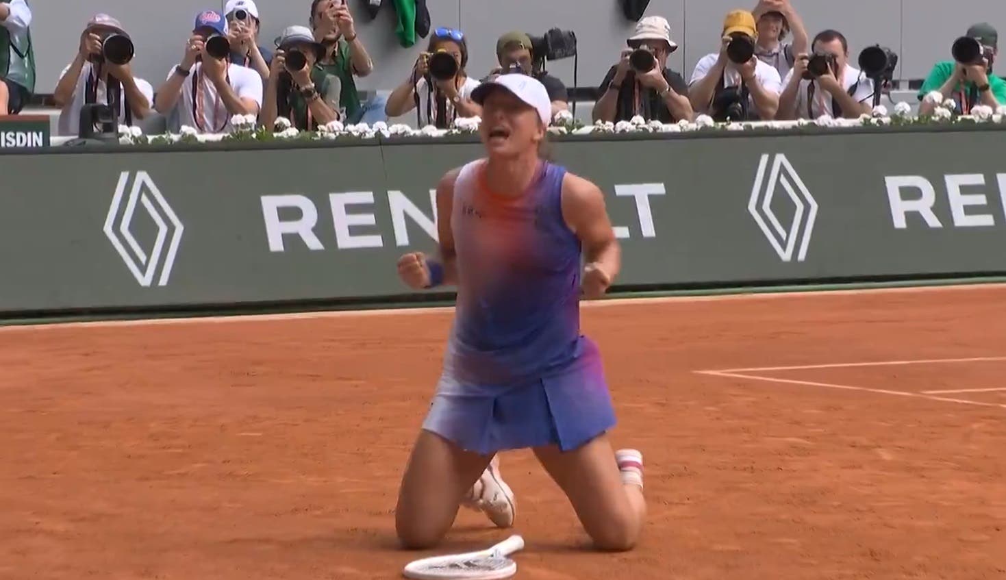 [VÍDEO] O momento em que Swiatek conquistou o seu quarto título em Roland Garros