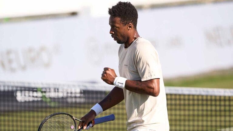 Monfils vence clássico entre veteranos e volta a uma semifinal em grama seis anos depois