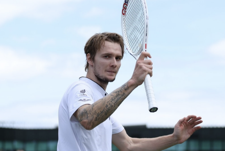 Bublik vira após estar perdendo por 2 a 0 em uma de muitas batalhas em Wimbledon