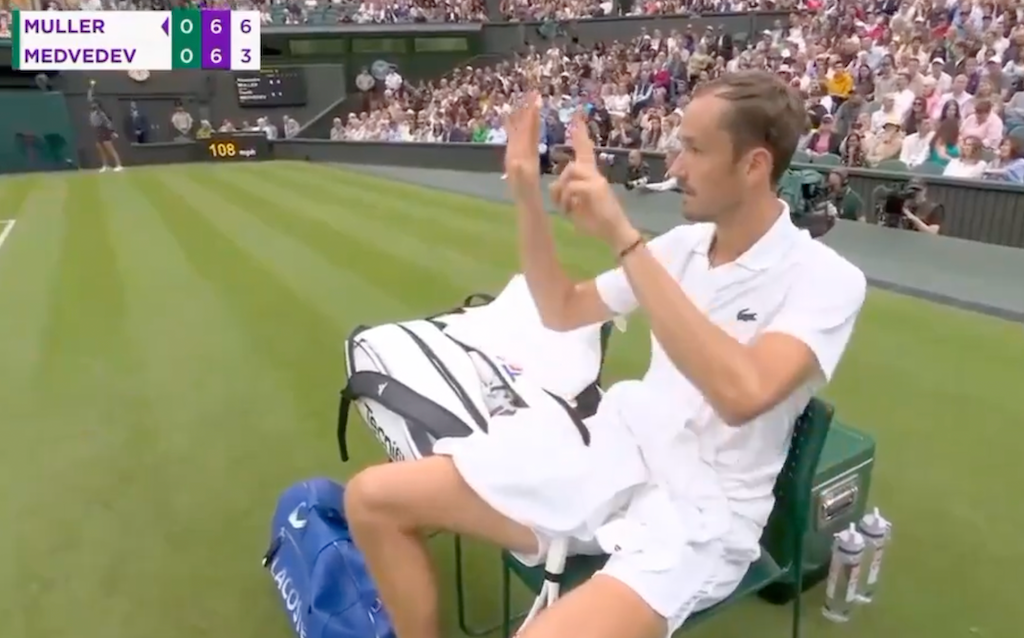 [VÍDEO] Medvedev achou que o tie-break tinha acabado e foi se sentar… mas faltava um ponto