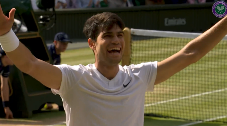 [VÍDEO] O momento em que Alcaraz bate Djokovic e conquista Wimbledon pelo segundo ano seguido