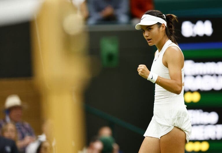 Cuidado com ela: Raducanu joga muito e avança à terceira rodada de Wimbledon