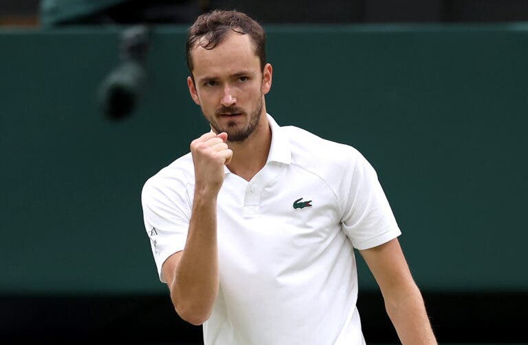 Medvedev derrota Sinner em batalha fantástica e avança às semifinais de Wimbledon