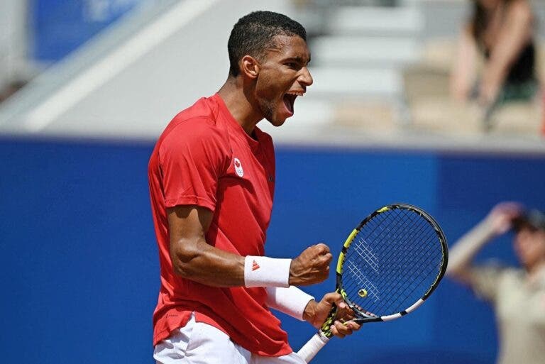 Aliassime elimina Medvedev em dia inspirado no serviço rumo às quartas em Paris