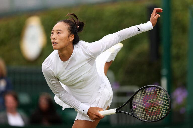 Zheng cai com estrondo contra qualifier e é a primeira top 10 eliminada em Wimbledon