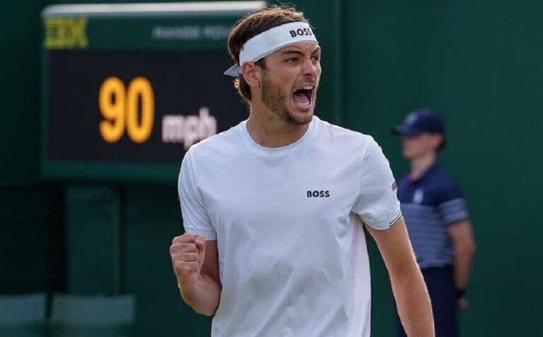 Fritz brilha em corrida contra o tempo em Wimbledon; Rune muda de quadra e vira