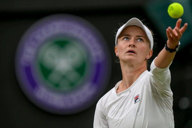 Krejcikova impede sonho de Collins e estreia nas quartas de Wimbledon