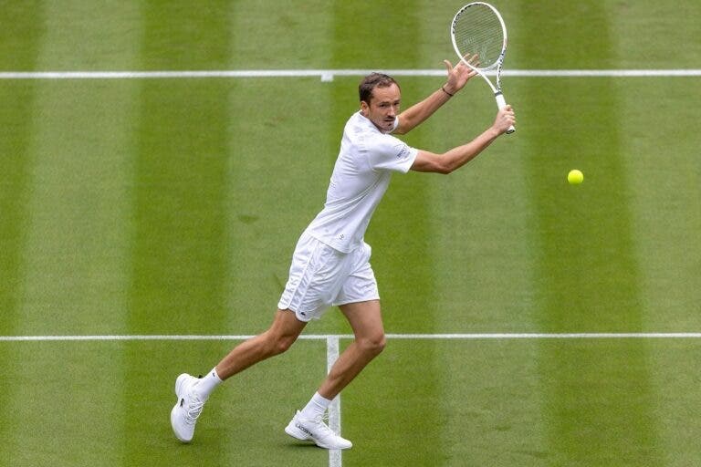 Medvedev a caminho das semifinais de Wimbledon deixa Kyrgios impressionado