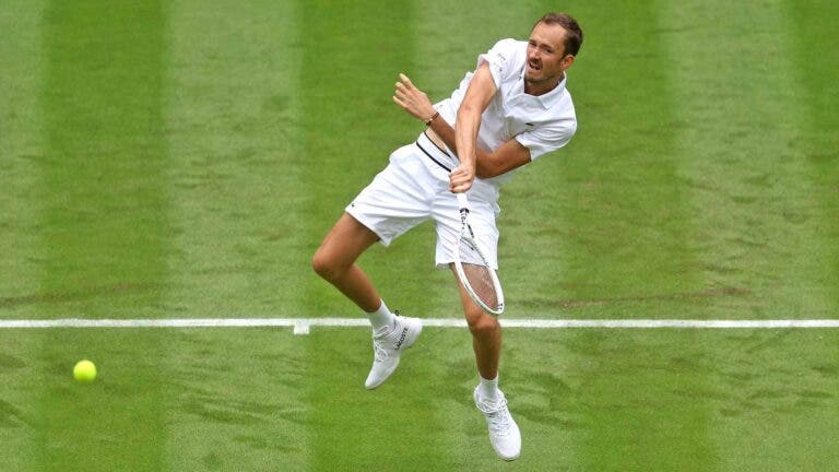 Medvedev sofre, mas avança para a terceira rodada de Wimbledon