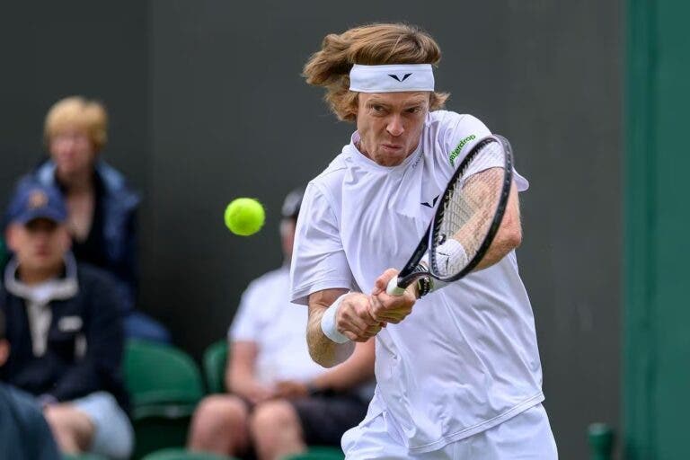 Rublev segue momento difícil e cai na estreia de Wimbledon