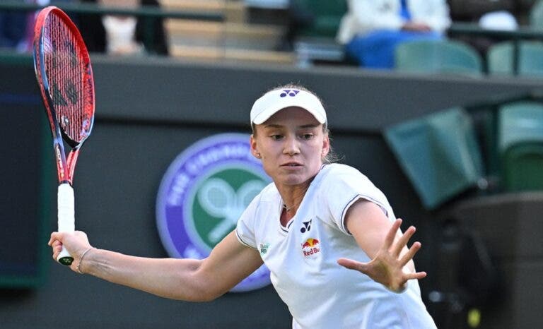 Rybakina faz exibição perfeita e atropela Wozniacki rumo às oitavas de Wimbledon