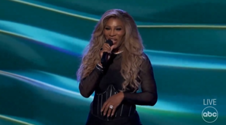 Imperdível: Serena mostra dotes vocais e dedica música à… Sharapova