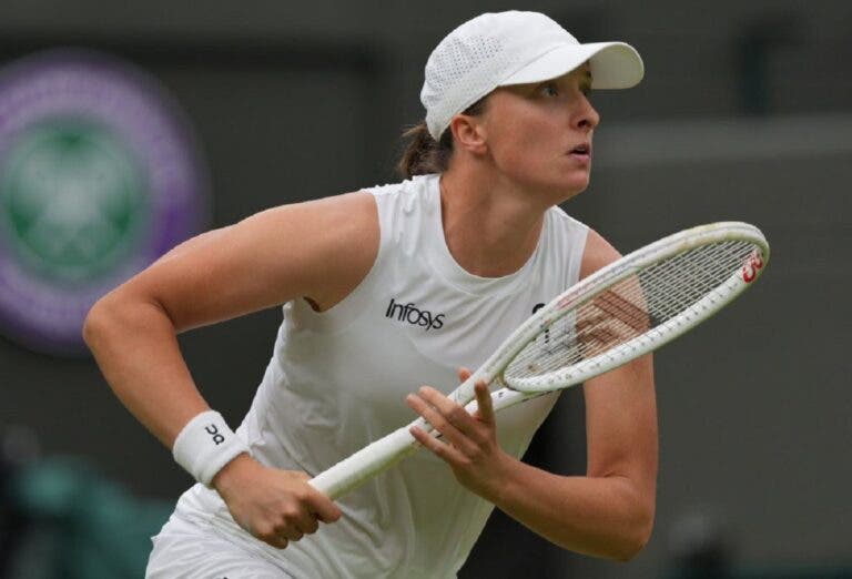 Swiatek inicia Wimbledon com vitória tranquila em duelo de campeãs de Grand Slam