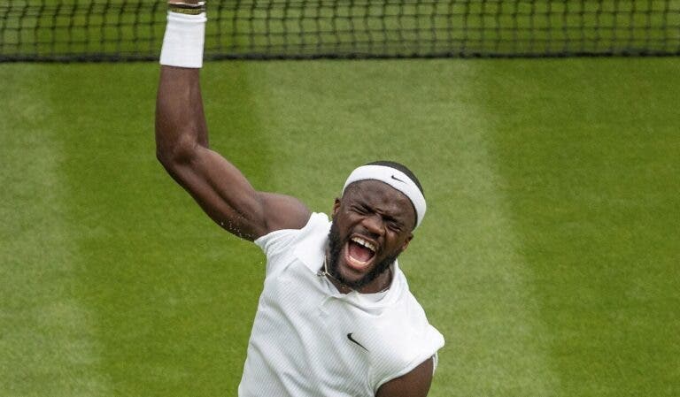 Tiafoe vira de dois sets abaixo pela primeira vez e sobrevive primeira rodada dramática em Wimbledon