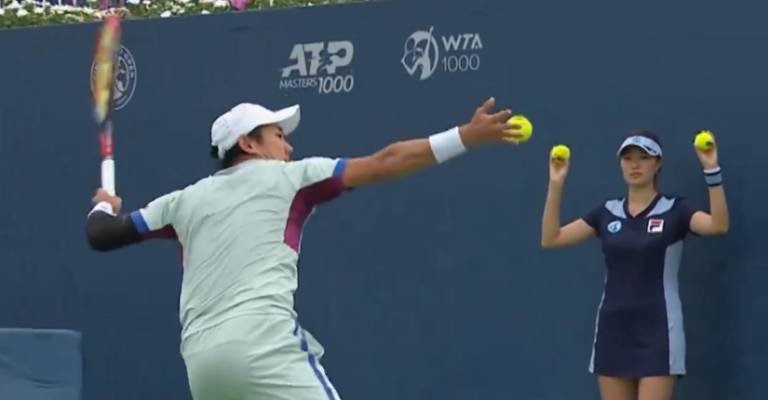 [VÍDEO] Nishioka perde a cabeça, joga várias bolas para fora da quadra e leva game penalty