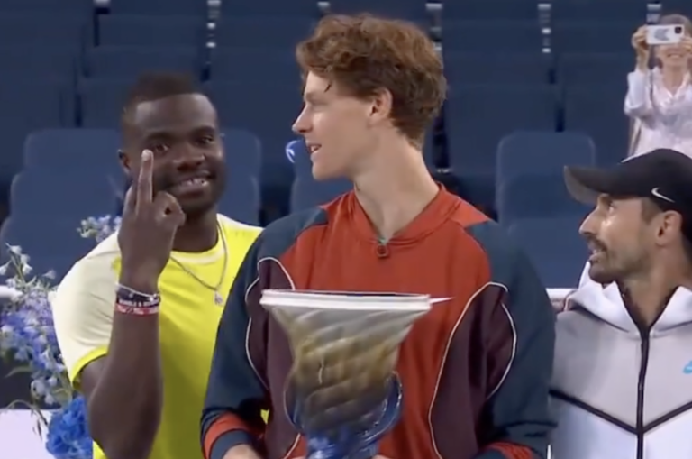 [VÍDEO] Tiafoe “invadiu” foto de Sinner com o troféu em Cincinnati e mostrou… o dedo do meio