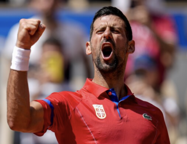 Djokovic toma susto com o joelho, mas reage e volta às semis dos Jogos Olímpicos