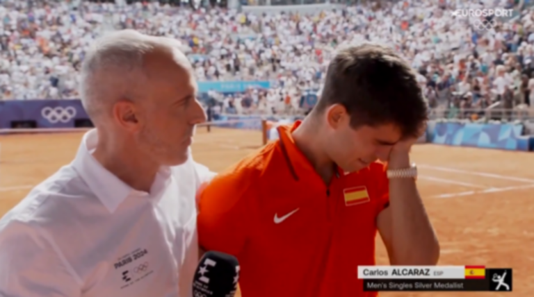 [VÍDEO] Alcaraz cai em lágrimas em plena entrevista após perder a final olímpica