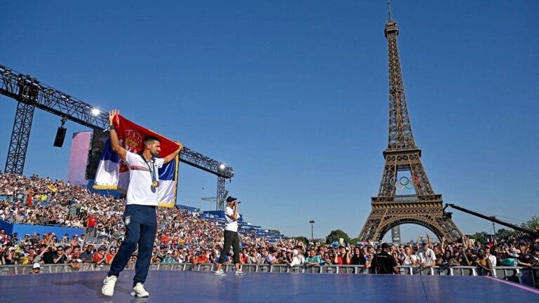 Djokovic mostrou medalha na Torre Eiffel e imagens são impressionantes