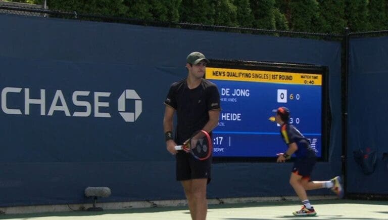 Gustavo Heide leva ‘pneu’ e cai na estreia do quali do US Open