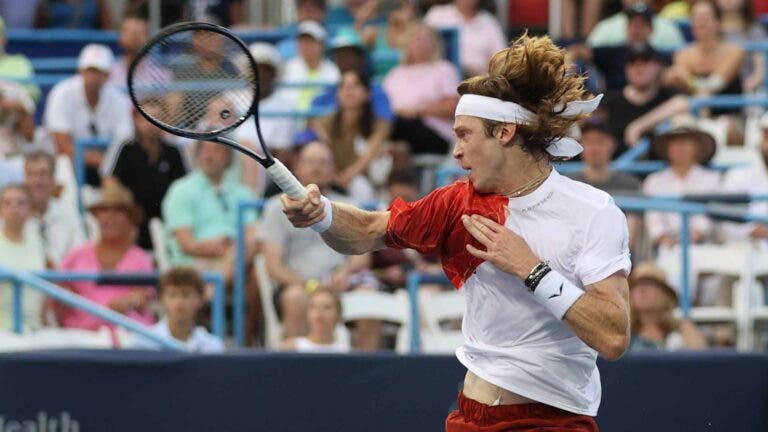 Rublev desperta com chuva e vira para chegar às oitavas em Washington