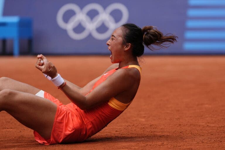 Zheng surpreende Swiatek em Paris e está na final dos Jogos Olímpicos