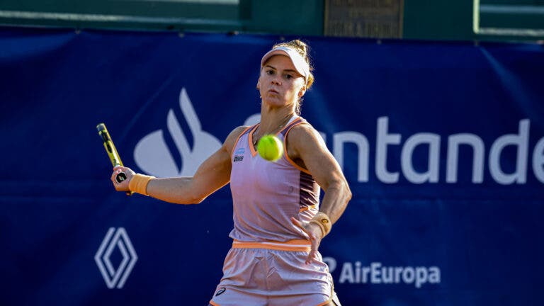 Laura Pigossi e Carol Meligeni superam estreia na Argentina