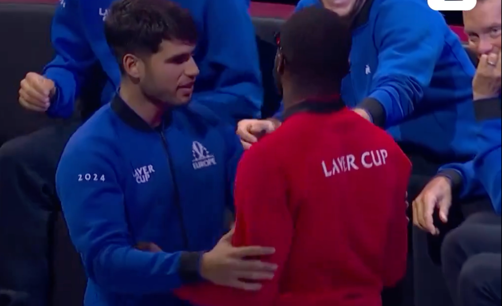 [VÍDEO] Tiafoe invadiu o banco do Time Europa e foi expulso por Alcaraz