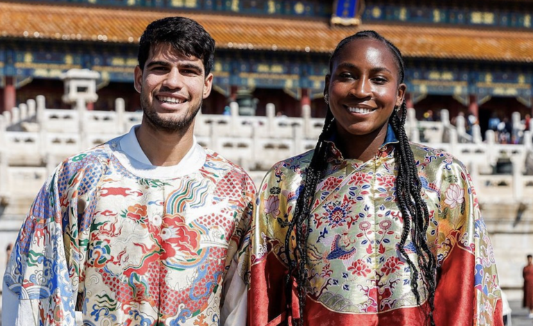 Alcaraz e Gauff fazem passeio em Pequim e mãe da norte-americana quis uma foto