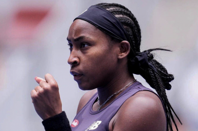 Gauff comete 11 duplas faltas, mas vence de virada rumo à semifinal em Pequim