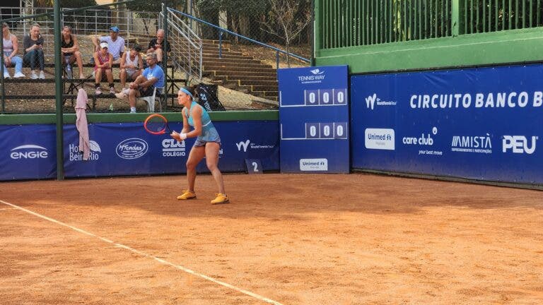 Carol Meligeni lidera brasileiras rumo às oitavas do ITF de Piracicaba