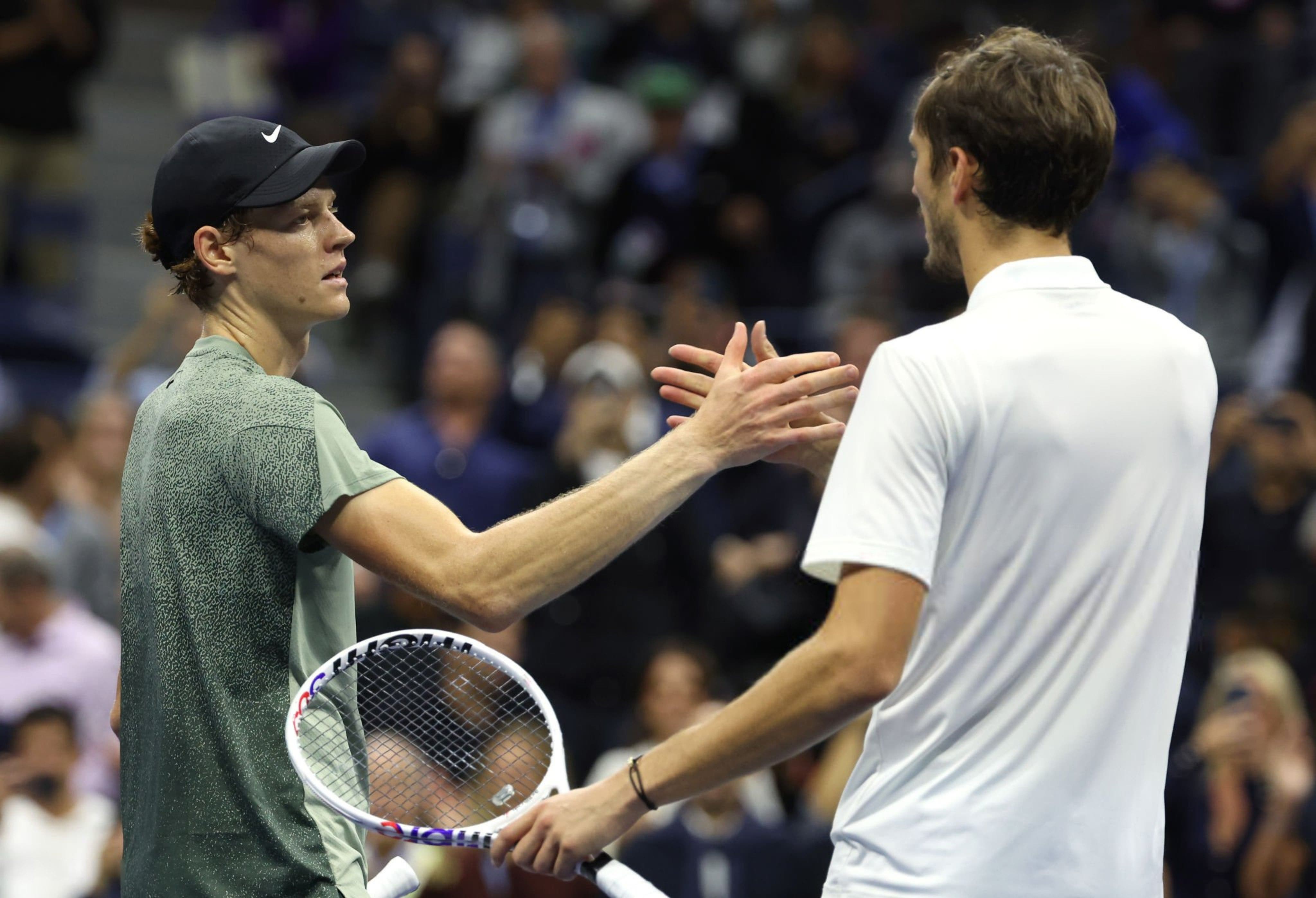 [VÍDEO] Sinner e Medvedev proporcionaram pontos impressionantes nas quartas do US Open