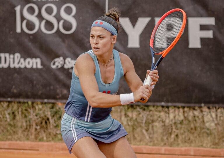 Carol Meligeni conta com desistência de adversária e avança no quali de Cali