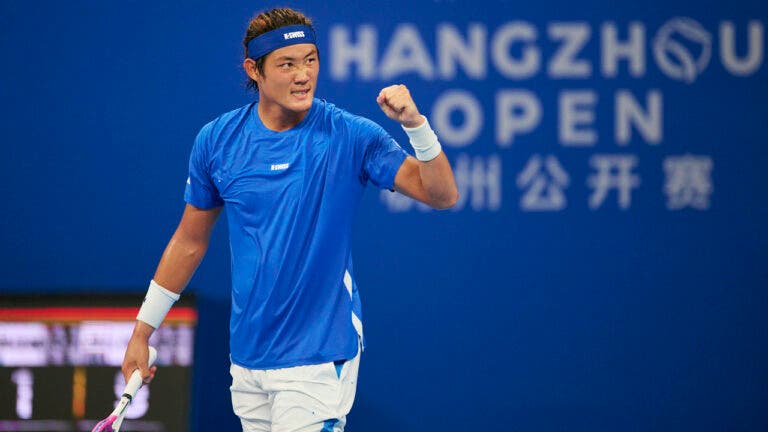 Zhang vence duelo chinês e estreia em finais ATP em Hangzhou