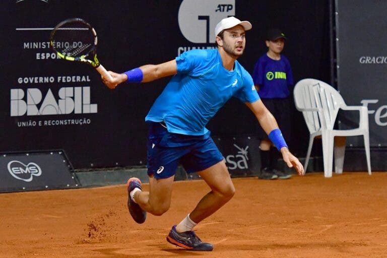 Matheus Pucinelli vence batalha de quase três horas na estreia em Curitiba