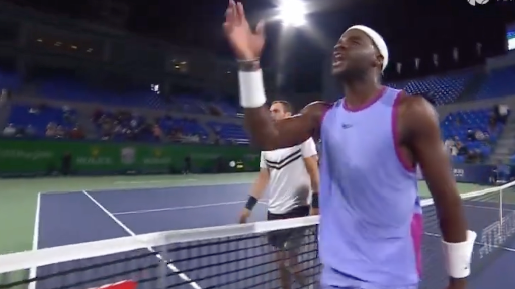 [VÍDEO] Tiafoe tenta enganar o árbitro, é punido e perde a cabeça com insultos no final