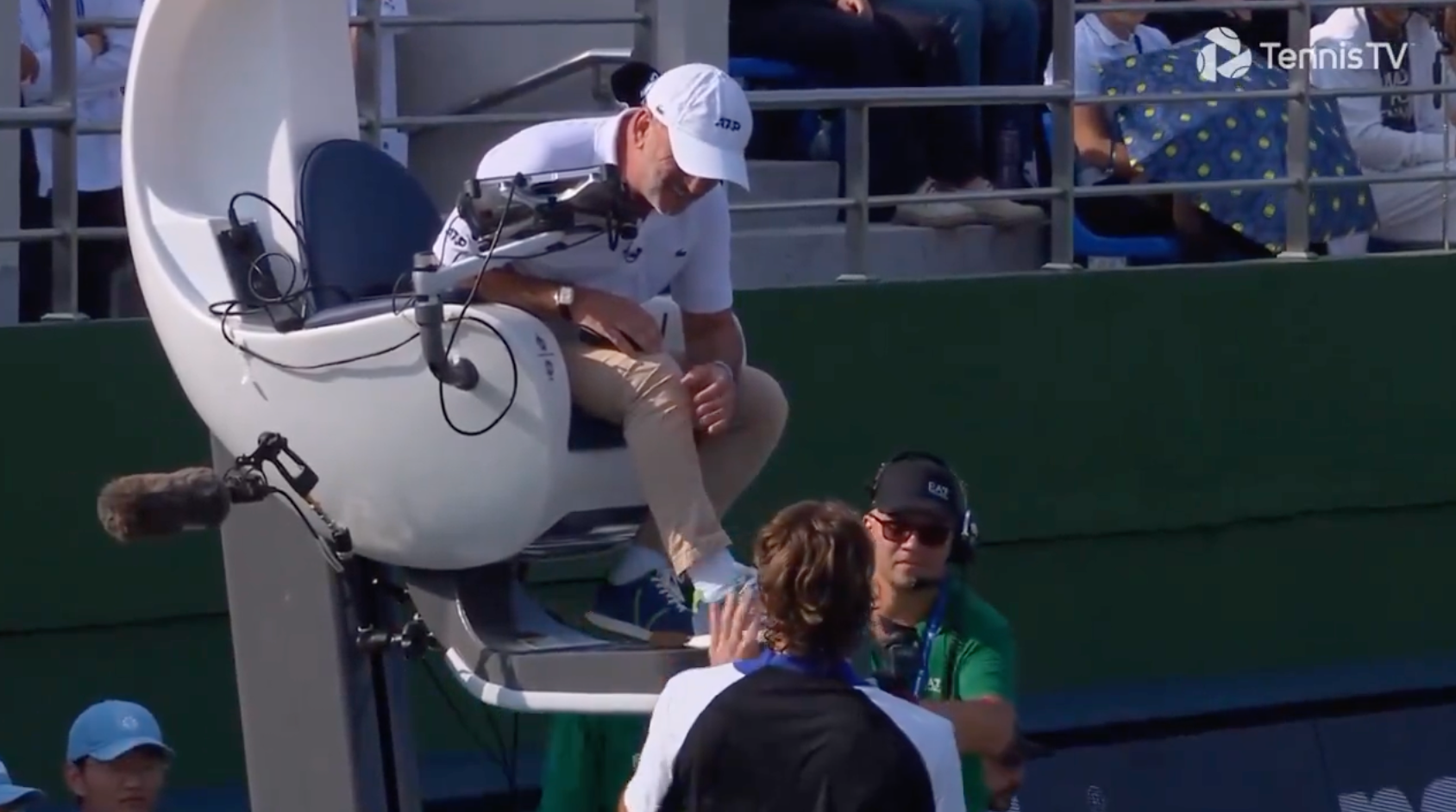 [VÍDEO] Tsitsipas confronta árbitro após levar warning