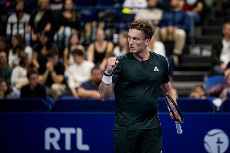 Lehecka não dá chances a Tsitsipas rumo às semis em Antuérpia