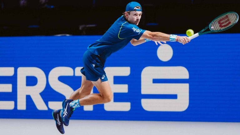 De Minaur avança às quartas em Viena e alimenta o sonho do Finals