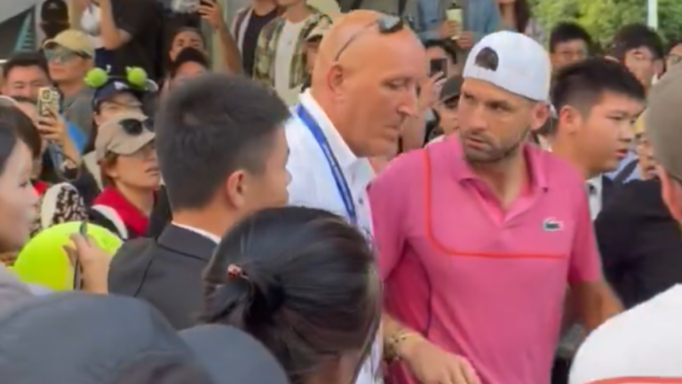 [VÍDEO] Dimitrov confronta torcedor em Shanghai que quase o derrubou