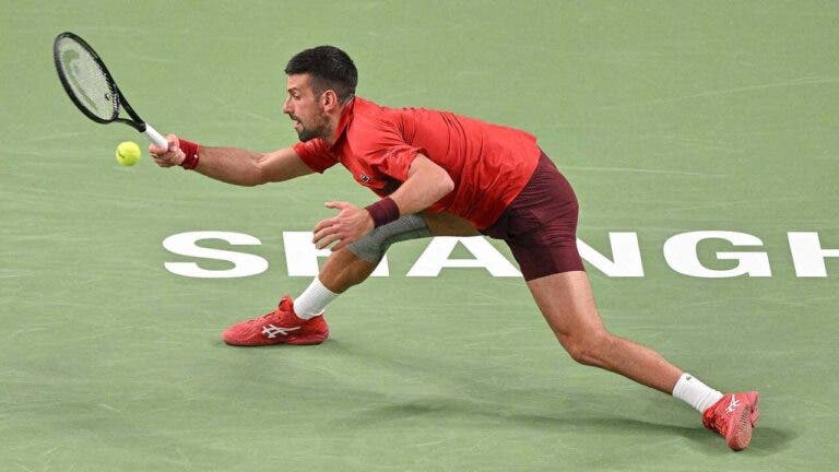 Djokovic volta ao circuito com vitória em duelo de grande nível em Shanghai