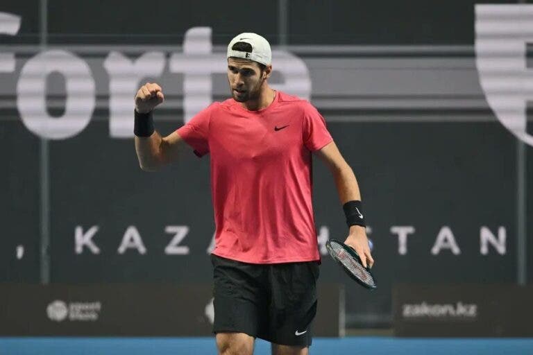 Khachanov acaba com semana de sonho de Diallo e é campeão em Almaty