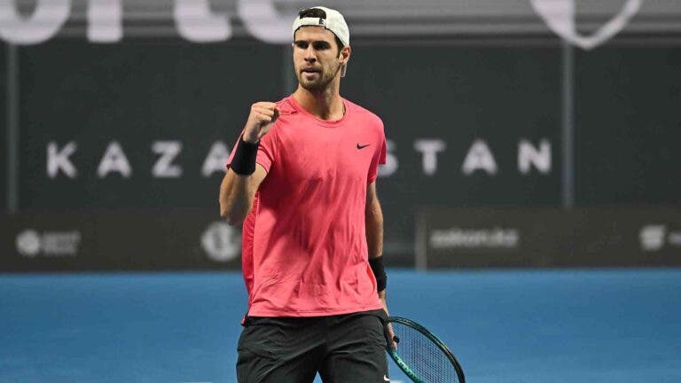 Khachanov luta rumo às quartas em Almaty, Machac desiste em 15 minutos