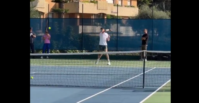 [VÍDEO] Sinner é visto treinando com a raquete… de Djokovic